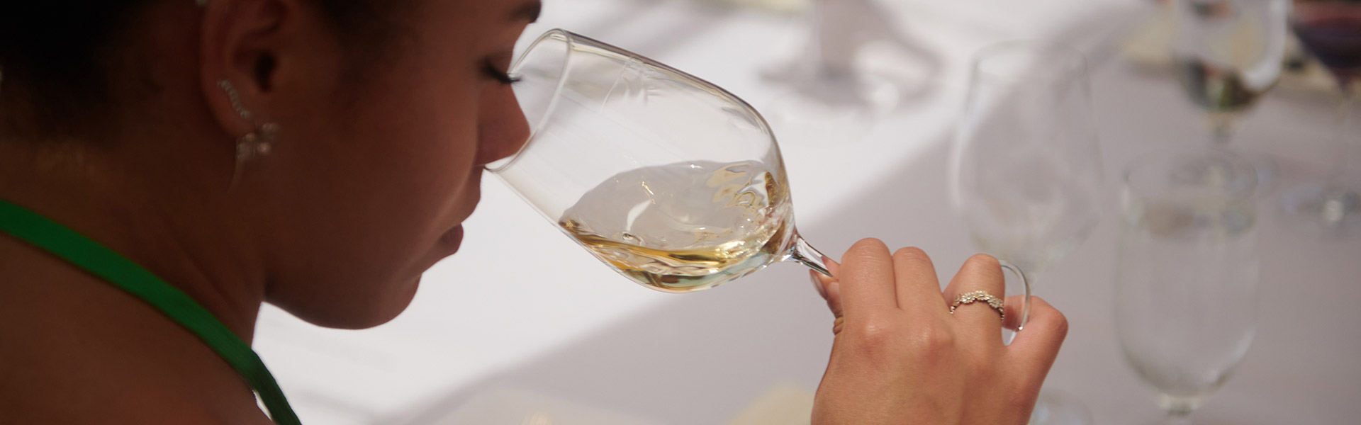 美国十大菠菜靠谱老平台葡萄酒管理硕士研究生品酒.