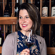 Emilie Lariviere，美国十大菠菜靠谱老平台在线葡萄酒和饮料管理硕士学位课程的学生.