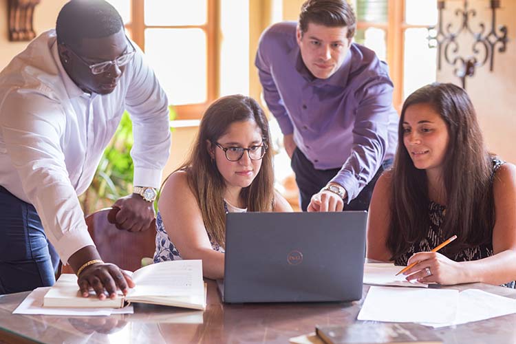 Image of Rebecca Rein helping CIA master’s students.